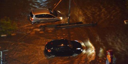 Banjir, pintu tol masuk Cempaka Putih tidak bisa dilalui