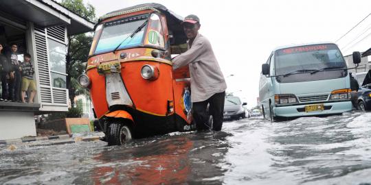Banjir Jakarta pagi ini diprediksi surut dua hari lagi
