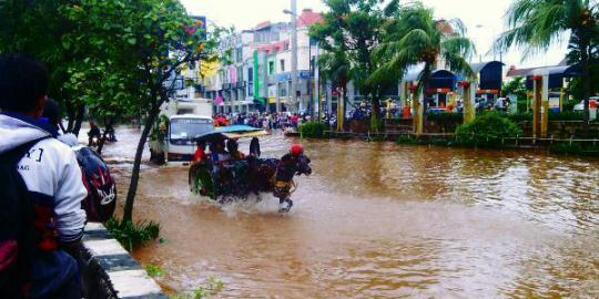 Ada kuda ngacir di jalanan banjir Kelapa Gading