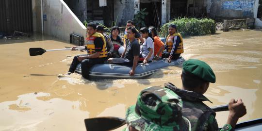 Bekasi diserang banjir, aktivitas warga lumpuh