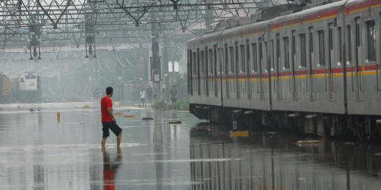 Banjir di Stasiun Tanah Abang surut, jadwal KRL masih terganggu