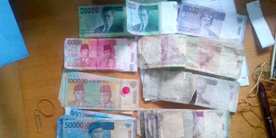 Takut dengan bank, warga Lombok ini simpan uang di bawah kasur