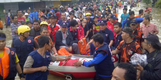 Berperahu karet, JK pantau banjir di Kampung Pulo