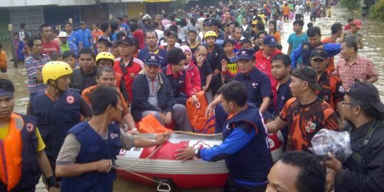 Dicegat warga Kampung Pulo, perahu karet JK terombang-ambing