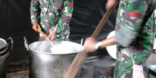 Setiap hari Kostrad bagikan 1.500 porsi makanan di Kampung Pulo