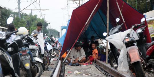 Rumah kebanjiran, warga Kampung Pesing ngungsi di rel kereta