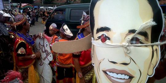 Bertopeng Jokowi, seribuan warga Yogya pawai di Malioboro