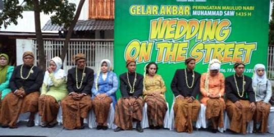 Puluhan pasangan kumpul kebo nikah di jalanan Kota Solo