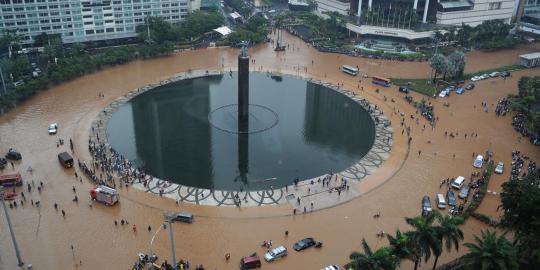 3 Cerita selamat dari kematian saat banjir Jakarta