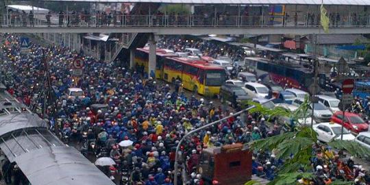 Daan Mogot banjir, pemotor masuk Tol Lingkar Barat