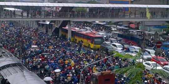 Jalan Daan Mogot macet parah, pegawai pilih meliburkan diri