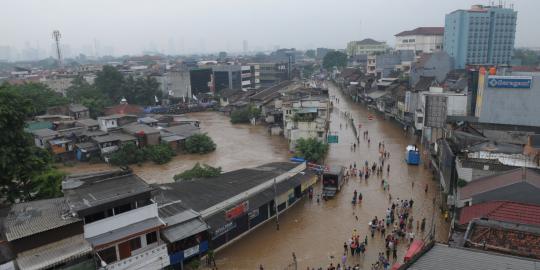 Banjir di Jl Abdullah Syafei surut, motor bisa melintas