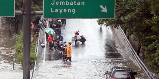 Jakarta banjir, angkutan umum seenaknya naikkan tarif