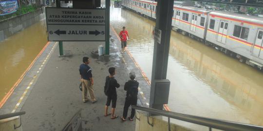 Kereta api dan KRL harus antre akibat Jakarta dikepung banjir