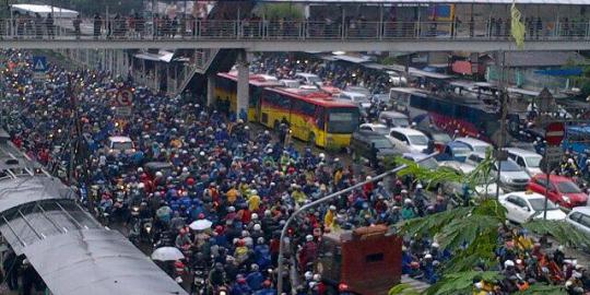 Banjir & traffic light dipadamkan, lalu lintas Daan Mogot lumpuh