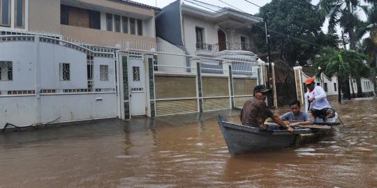 Banjir landa Pluit hingga 1 meter, warga aktivitas pakai perahu