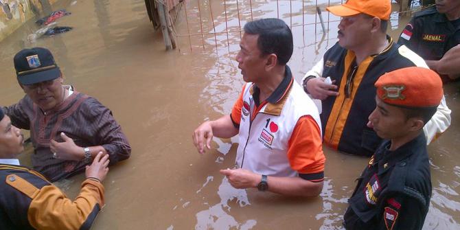 Ini cara Wiranto kunjungi korban banjir di Kampung Pulo