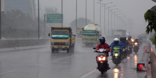 Akses Daan Mogot banjir, pemotor masuk Tol Lingkar Barat