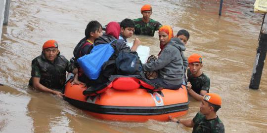 Paskhas & TNI AU evakuasi korban banjir di Cililitan