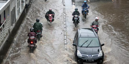 Aksi nekat pemotor lawan arah hindari banjir di Daan Mogot