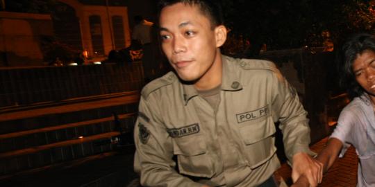 Seorang ibu mesum di hotel sambil bawa bayinya