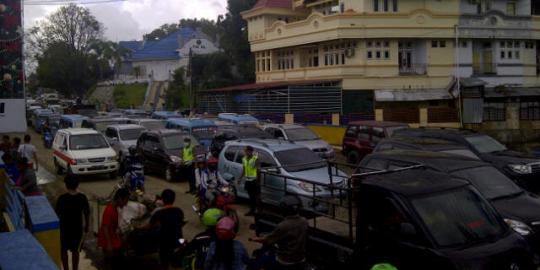 Sampah banjir sebabkan Manado macet parah