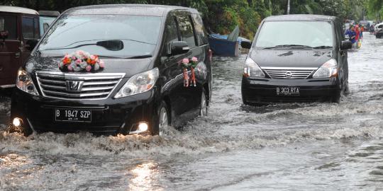 Banjir landa Jakarta, asuransi kendaraan kebanjiran klaim