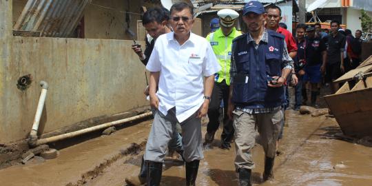 Pakai sepatu boot, JK tinjau korban banjir bandang di Manado