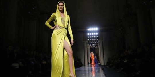 Tampil bergaya seksi dan unik di Fashion Haute Couture