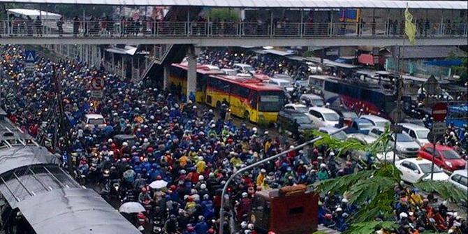 Kemacetan-kemacetan parah akibat banjir Jakarta | merdeka.com