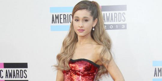 Alami kerusakan ternyata rambut  Ariana  Grande  palsu 