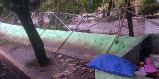 Tembok SDN 08 Duren Sawit roboh akibat diterjang banjir