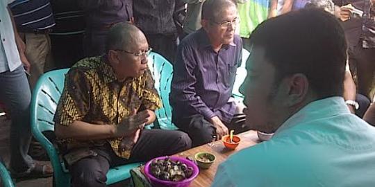 Blusukan ke Medan, Pramono Edhie makan kerang di pinggir jalan