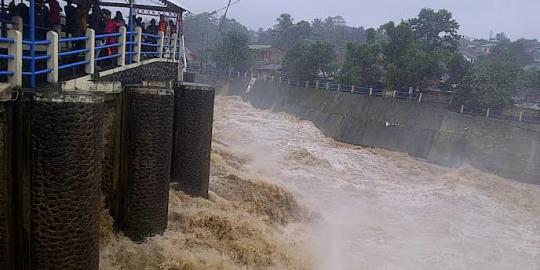 Siang ini Katulampa siaga 2, banjir di Jakarta makin parah