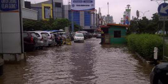 Banjir surut, kawasan Kelapa Gading masih digenangi air 20 cm