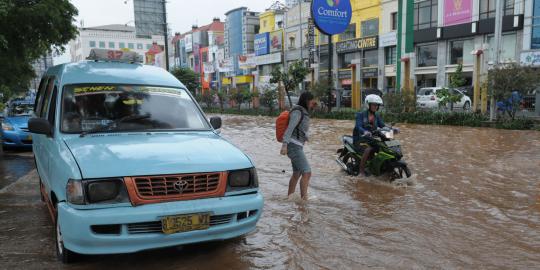 Banjir, perkantoran dan pertokoan di Kelapa Gading tetap buka