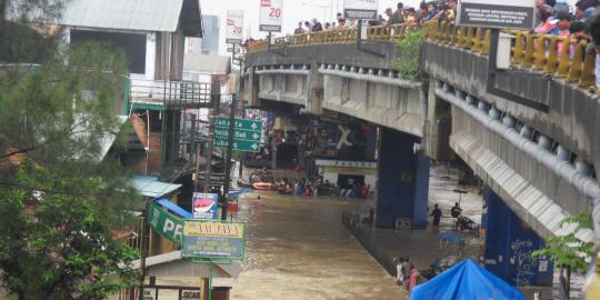 Macet parah Pantura, kendaraan hanya melaju 10 meter dalam 1 jam