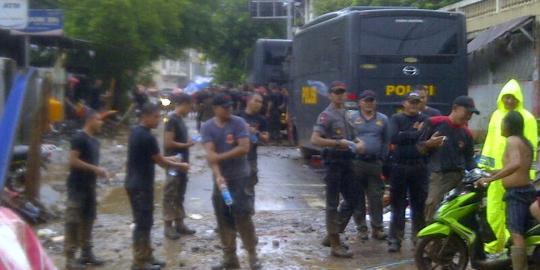 Kisah polisi evakuasi bocah selama 7 jam saat banjir Manado