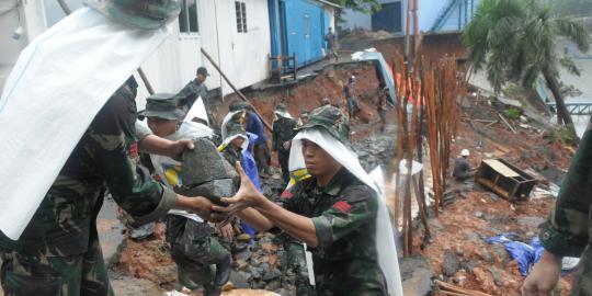 Anggota TNI perbaiki tanggul Waduk Setiabudi yang longsor