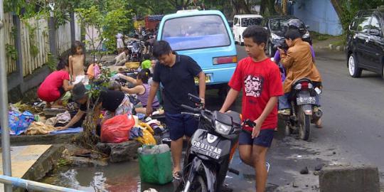 Krisis air bersih, korban banjir Manado mandi pakai air selokan