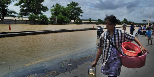 Debit air Sungai Ciujung level awas, Tol Merak terancam terendam