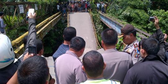 Jembatan di Serang putus, puluhan anak-anak tercebur dan hanyut