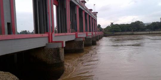 Tinggi air nyaris 10 meter, Pintu 10 Tangerang siaga I