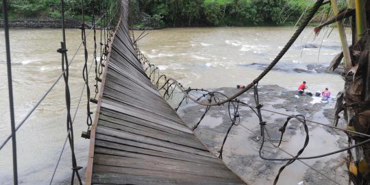 Jembatan putus di Serang, ibu dan bayinya tercebur ke sungai
