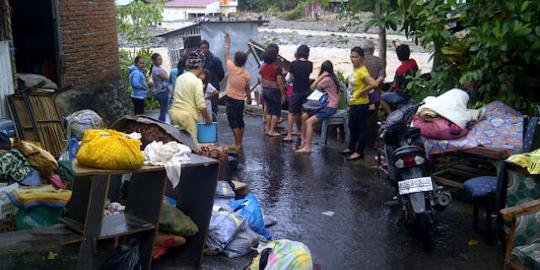 Bantuan tak merata, korban banjir Manado berantem