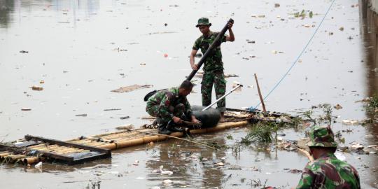 TNI bantu warga Manado bersihkan lumpur sisa banjir