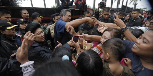 Tinjau banjir Karawang-Bekasi, SBY disambut histeris warga