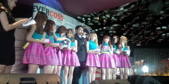 Aksi centil Cherry Belle di launching EVERCOSS A7T