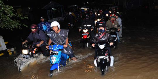 Banjir 4 meter, jalur Kalibata-Cililitan putus