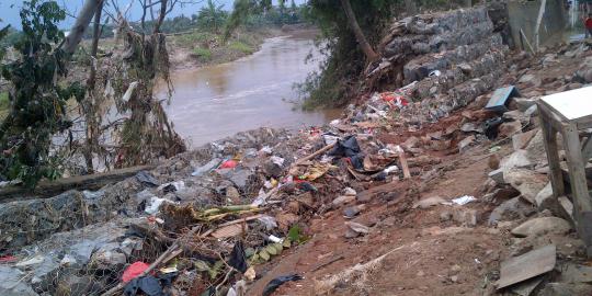 Ciliwung meluap, tanggul di Tebet jebol selebar 15 meter